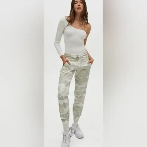 TNA Aritzia Alix Jogger Pants in White Camo Size Medium Green