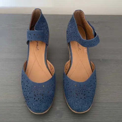 Easy Spirit Cindie Mary Jane Pump Laser Cut Out Leather Heels Size 8.5 N