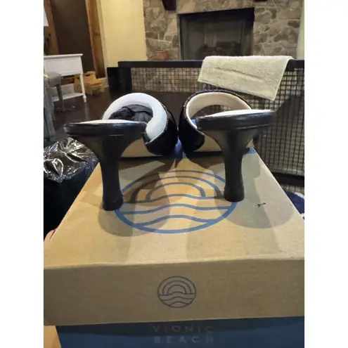 Journee Collection Signature Womens Genuine Leather Juliette Pleated Kitten Heel