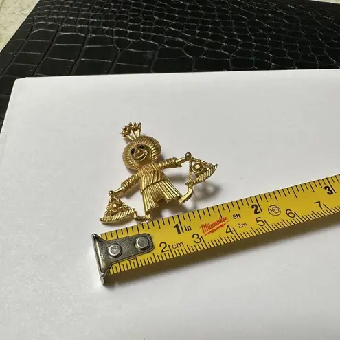 Novelty Figural Scales Of Justice Figure Brooch Pin Gold Tone Zodiac Libra