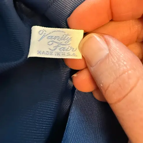 Vanity Fair Vintage Navy Nylon Lace Trim Sleeveless Nightgown Top (PTP 20”)