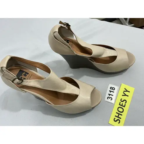 Womans BC Emfait La Chine 8.5 Peep Toe Buckle Beige Leather Wedge Sandals Tan