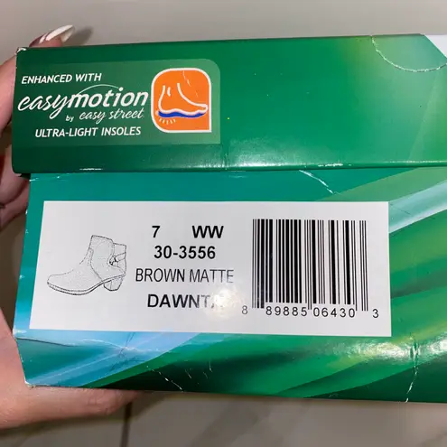 Easy Street NIB $55 Brown Matte Dawnta Strap Harnessed 2” Heel Bootie 7