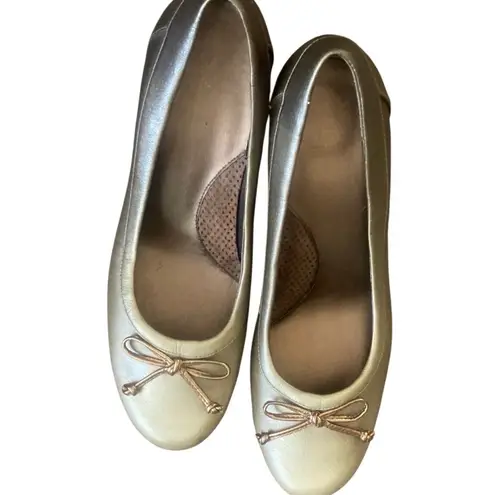 Mootsies Tootsies NWOB Gold Ballet Heeled Shoe with Bow. Size 8.5.