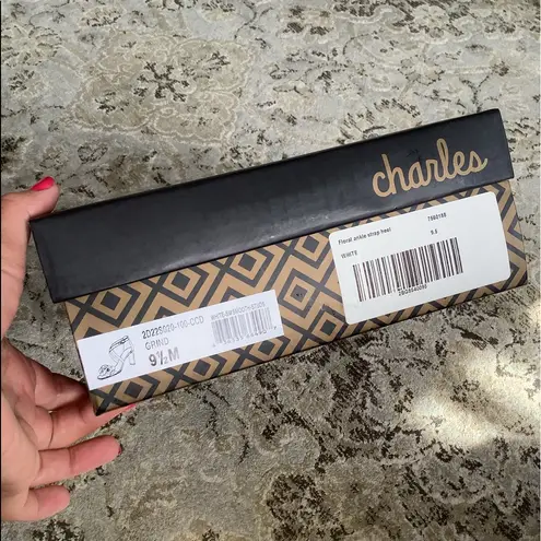 Charles David Gorgeous VERY DRESSY FLOWER detail sandals ๐น๐น๐น