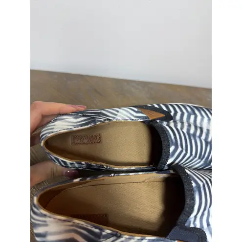 OluKai Pehuea Pa'i Women's Slip On Shoes Size 9 White Zigzag print indigo blue