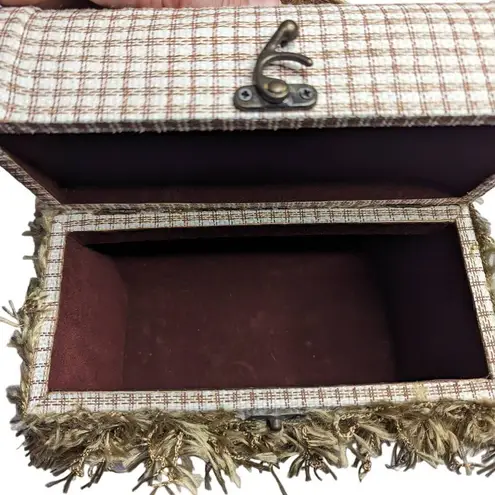 Vtg 1960s MCM Ivory Tweed Fabric Covered Fringe Top Handle Latch Wooden Box Bag Tan