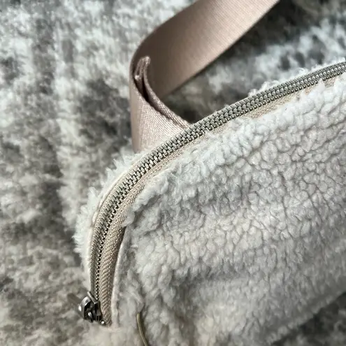 Lululemon  Everywhere Fleece Belt Bag