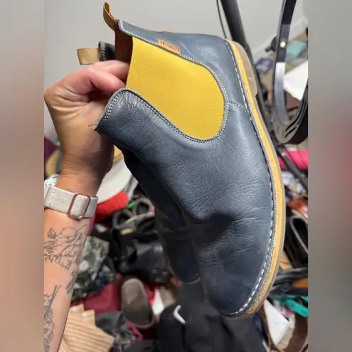 LIKE NEW PIKOLINOS Royal Pull on Chelsea Boots Sz 40 Gold