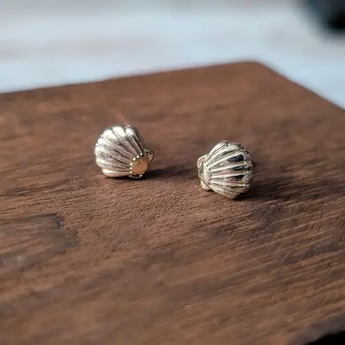 Gold Tone Shell Shape