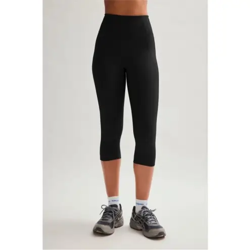 Girlfriend Collective Compressive High Rise Capri Leggings in Black Large