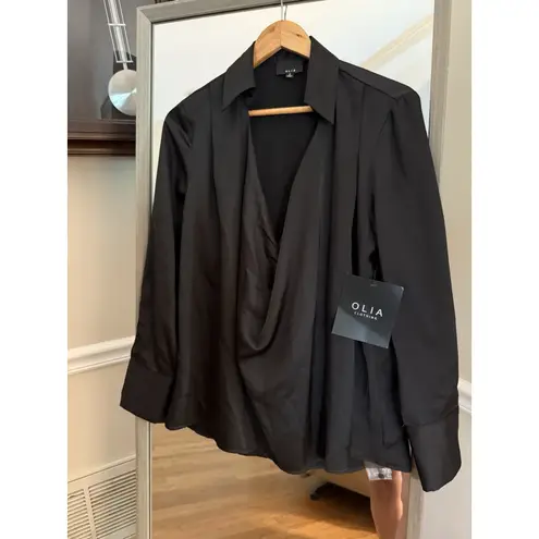 Olia Women’s Small Blouse Black Low Cut Plunging Neckline Satiny Relaxed Fit Black