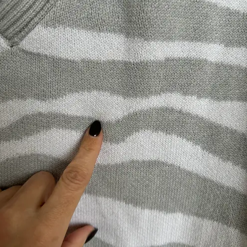 Varley Women's Oversized V-neck Gray/White Tiger Stripe Calvert Sweater, S, EUC