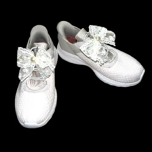 Cute as a button cream lace bow shoe clips! Size undefined