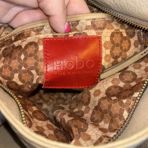 Hobo Leather Zip Top Shoulder Bag Purse Beige Fringe Zipper Pull Tan