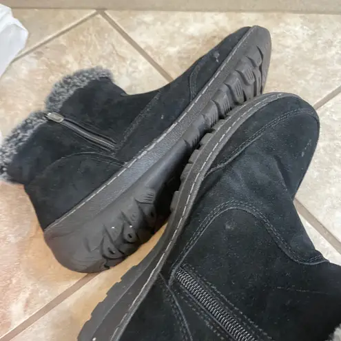 Khombu Womens Black Suede Ankle Boots Faux Fur Trim Button Accent Size 10