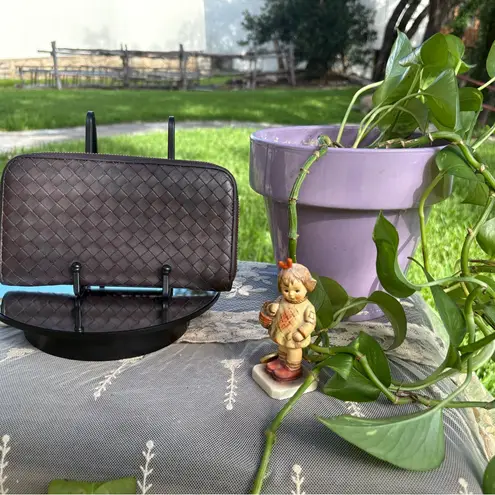 Bottega Veneta Flawless Botega Veneta Intrecciato Zip Around Wallet. EUC. Dust bag included