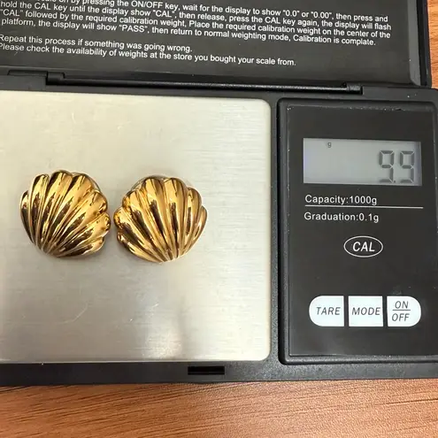 Monet Vintage Gold-tone Shell Seashell Pierced Earrings 9.9g.
