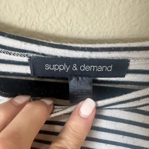 SUPPLY & DEMAND Size Medium Sleeveless Top with Shoulder Pads Stripes Black