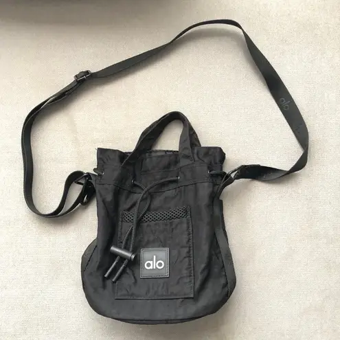 Alo Yoga Cross Body Bucket Bag Black
