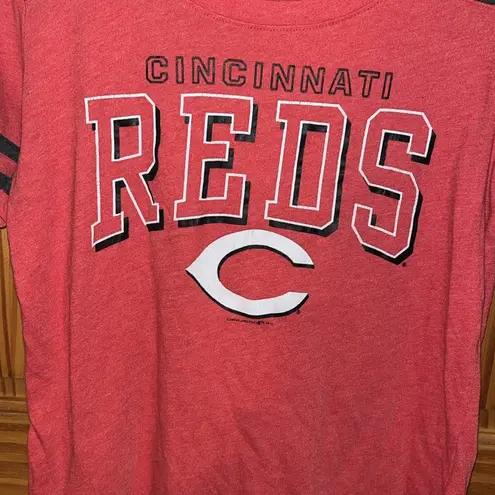 Genuine Merchandise Cincinnati Reds Baseball  T-shirt