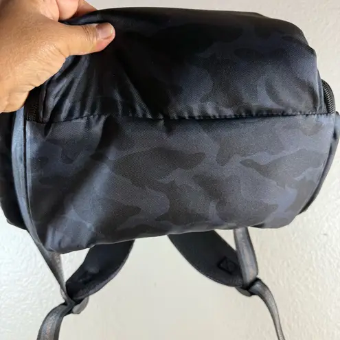 Monbebe Metro infant diaper bag back pack with changing pad. Blue