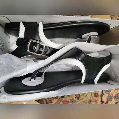 Calvin Klein 
Moraca
Women's