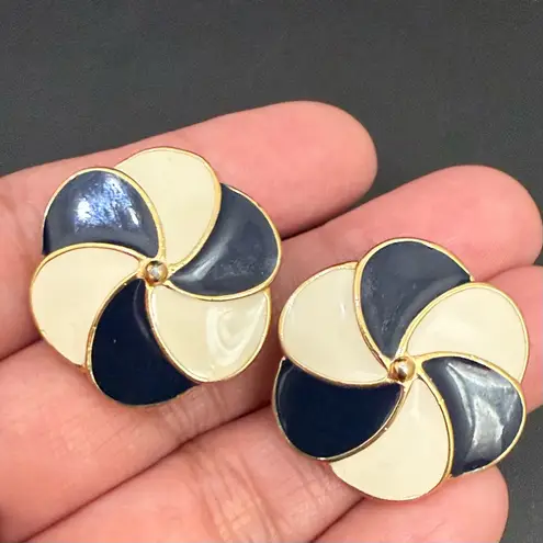 Vintage MONET Navy Blue Black/Beige Enameled Pinwheel Flower Pierced Earrings Black