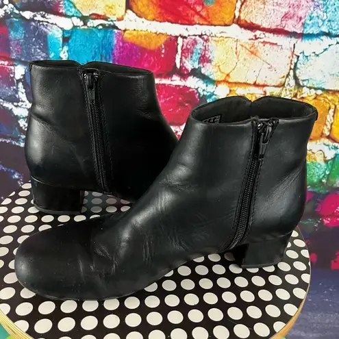 Clarks  Black Leather Ankle Boots Booties Side Zip Round Toe Low Heel Size 7.5 Me