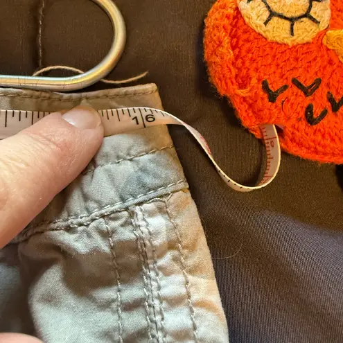 Natural Reflections Vintage Y2K Camo Cargo Capri Pants Size 8 – 22” Inseam