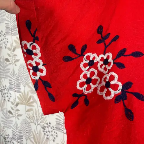 Kindred Plus Size 1X Red Embroidered Floral Blouse Short Sleeve V-Neck Top