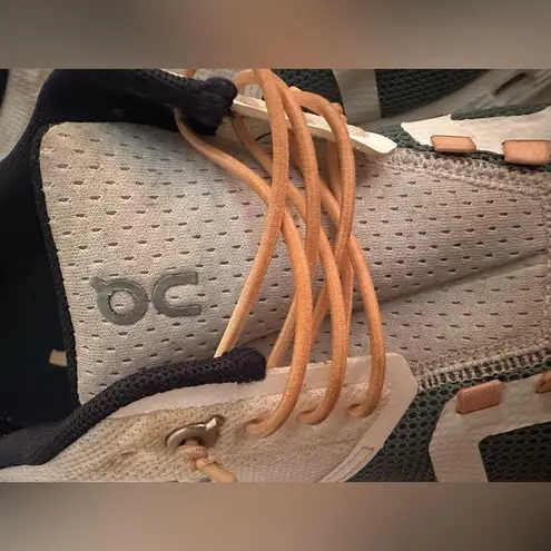 On Cloud 5 Running Shoes Women’s size 9 Gray & White