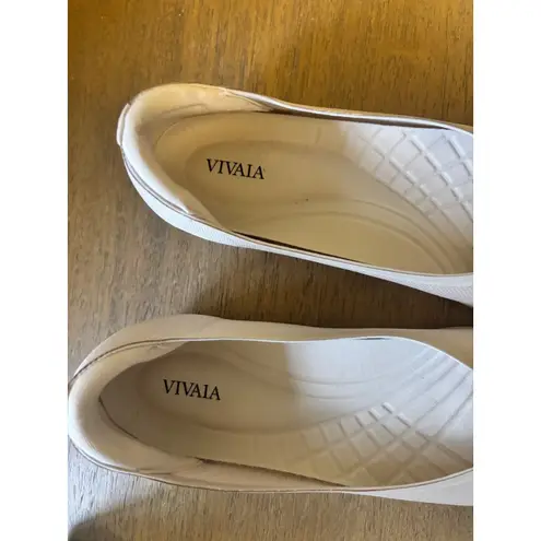 Vivaia Pointed Toe Dual Cushion City Flats White Size 40 EU 9 US Flat Pro Tan