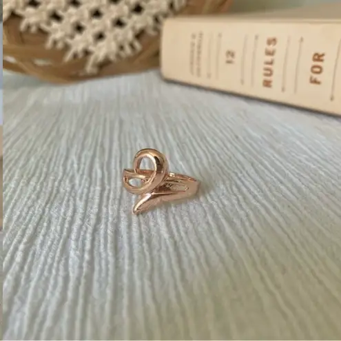 Boutique “Avalon” Gold Swirl Ring 7 Classic Feminine Simple Minimal Stacking