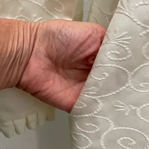 Vintage Ariel Late 80's Ivory Robe/House Coat with Scroll Pattern Size M