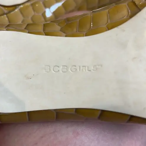 BCBG gold/yellow reptile textured Heels Elegant Design size 6. Gold
