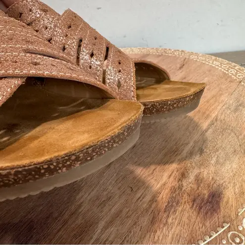 Comofortiva Gala Crisscross Slides Metallic Suede Leather Memory Foam Size 7W Tan