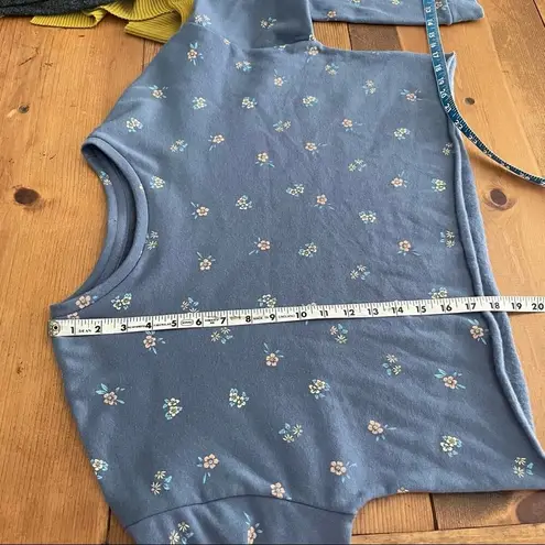 Colsie Blue Floral Crop Top Sweatshirt NWT Size Medium