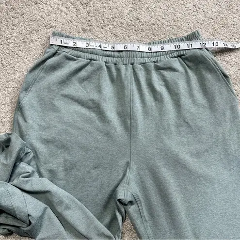 Vuori Boyfriend Sweatpant Mid Rise 7/8 Length in Vintage Pistachio Heather XS