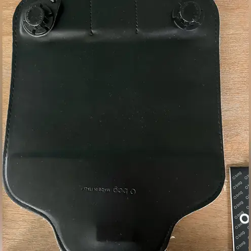 Good condition o pocket with 2 interchangeable flaps and handle. Black