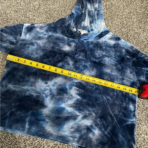 Eye Candy blue tie-dye pull over long sleeve hooded sweatshirt M