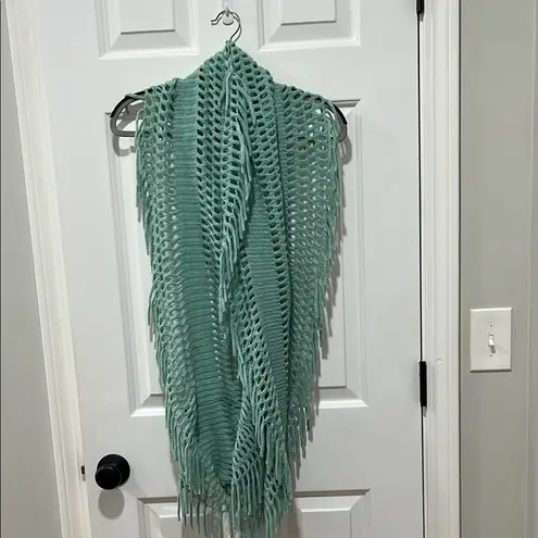 Vibrant Green Fringed Shawl with Lightweight Knit Design