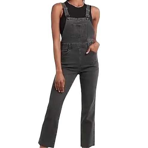 EXPRESS NWT  Women’s Black Raw Hem Straight Leg Jeans Overall Size 6