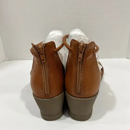 Journee Collection Womens Trayle Wedge Sandals. Size: 11 Color: Tan