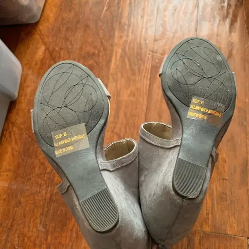 ⭐️ Gray Lace Up Open Toe Wedge Sandal Heels Size 6