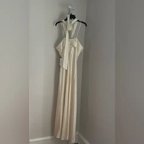 Morgan & Company Juniors Sleeveless Off White Halter Gown with Cut Out Size 13