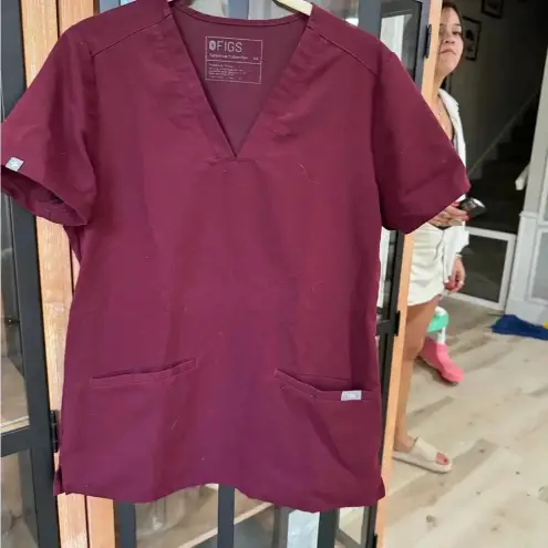 FIGS  scrubs casma top short sleeve wine raspberry burgundy medical v 3 pockets