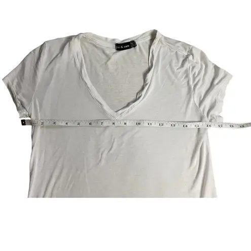 None BRAND NEW W/O TAGS Liz & Sara Solid White Soft Comfy Tshirt