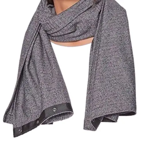 Lululemon dark grey  vinyasa scarf | cozy & versatile rulu style - Image 4