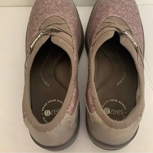 Bzees Nieche II Taupe Woodland Floral Slip On Comfort Shoes Size 6.5M